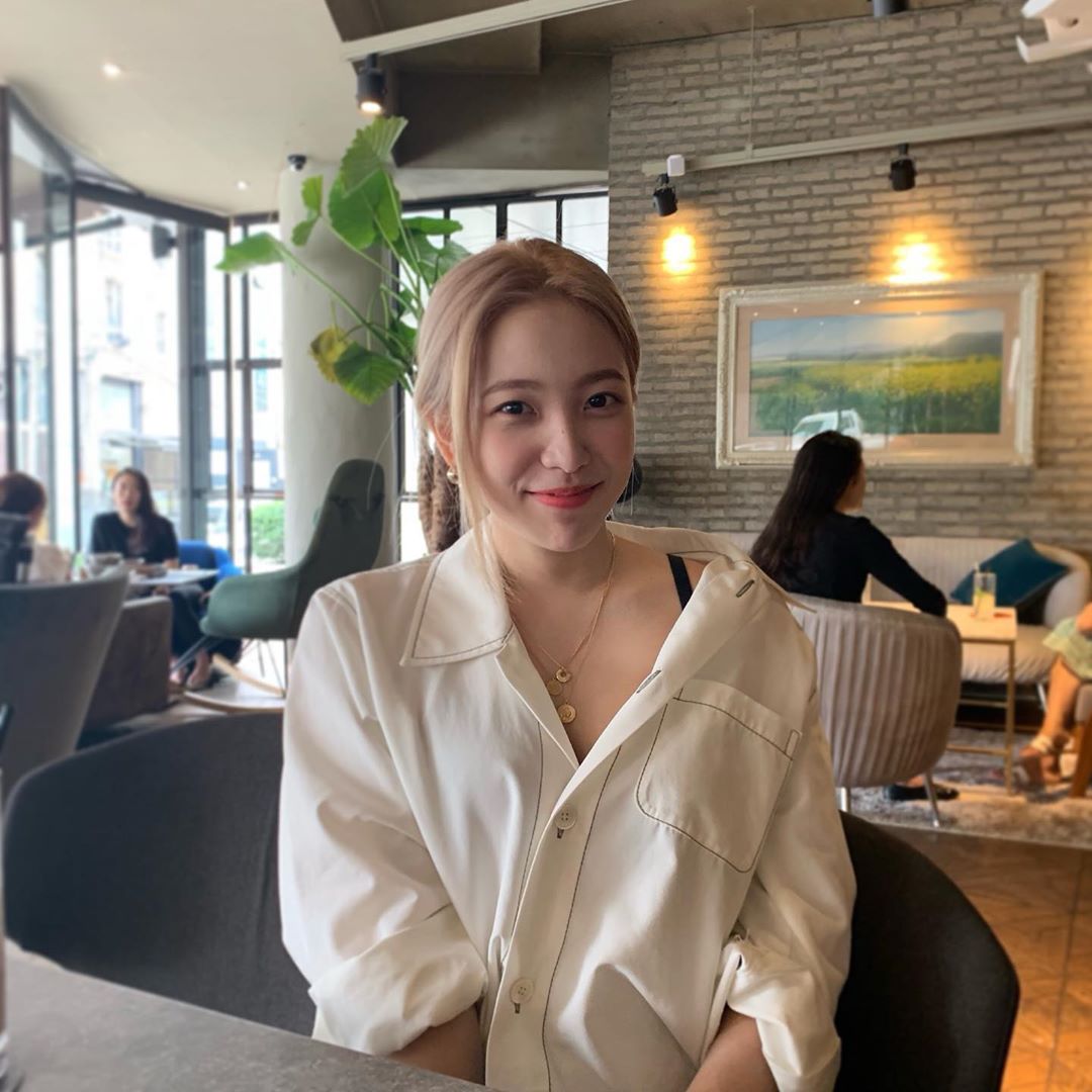 Red Velvet Yeri has reported on the latest.On the 2nd, Yeri posted two photos on his Instagram and an article called Todays Me.In the photo, Yeri is wearing a white overfit shirt at Cafe and looking at the camera with a blank expression with his blonde hair tied together.Red Velvet, a group of Yeri, released a new song Sonic Sound on the 20th of last month and is currently active.Photo = Yeri Instagram