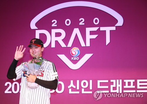 The national team led by Lee Sung-yeol (Yoo Shin-go) will play Nicaragua at Hyundai Motor Dreamball Park in Busan at 6 p.m. on the 2nd and the 4th Group A UEFA Champions League in the 29th World Youth Baseball Championships (under 18).Korea, which defeated UEFA Champions Leagues biggest Canadian 8 - 5 the day before, could actually be the top group A if it beat Nicaragua.In this Kyonggi, which Korea can never miss, the coach scored Lee Min-ho as a starter.Lee Min-ho, who received the first nomination of the professional baseball LG Twins, will make his first appearance in the tournament.Lee Min-ho is a right-handed orthodox Pitcher with a height of 189cm and a weight of 94kg. He threw 4523 innings in the UEFA Champions League 10Kyonggi this year, his third year, with a 2-1 loss, an average ERA of 1.17 and a strikeout of 67.The starting lineup was packed into Lee Ju-hyung (right fielder) - Kim Ji-chan (second baseman) - Men people (nominated hitter) - Jang Jae-young (first baseman) - Park Min (shortstop) - Shin Jun-woo (third baseman) - Park Joo-hong (left fielder) - Kang Hyun-woo (captain) - Park Si-won (center).Men People (Busan Information High School), who hit .500 with a batting average in the tournament, went to No. 3, and Shin Joon-woo (Daegu High School), who had been in charge of No. 3 in the previous 3Kyonggi, moved to No. 6.