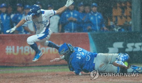 The national team led by Lee Sung-yeol (Yoo Shin-go) won the 9th - 0 and 6th rainfall colds against Nicaragua in Group A of the 29th Asian Junior Baseball Championship Championship (under 18 years old) at Hyundai Dreamball Park in Busan.Canada - With the Netherlands game in the rain, Korea has won three games and lost one, surpassing Canada and the Netherlands (two wins and one loss) to become the only one in the joint.Korea has only left the last Kyonggi in the UEFA Champions League with China on the 3rd, so it has virtually booked a super round entry with only the top three teams in each group.Lee Min-ho, the right-hander of Korea, who made his first appearance in the tournament, gave up only one walk in five innings and completely blocked the Nicaragua batting line with no-hit.He mixed curves and forkballs in a heavy fastball in the middle and late 140km, and struck out five.In the batting line, Nam Ji-min (Busan Information High School), who hit the third batter, led the attack with two hits and three RBIs in four at-bats.Nam Ji-min, who is also an axis of the national teams starting lineup, showed off his batting talent by wielding a .500 (7 for 14) hit in this tournament.Kim Ji-chan (Raongo) hit two hits in four at-bats and one RBI in nine at-bats, and Park Si-won (Gwangju Ilgo) hit two at-bats and helped the victory.Nicaragua, on the other hand, had two wins and two losses; Nicaragua committed and self-destructed a heap of misleading flays in addition to three official-recorded errors in the rain that had been pouring throughout Kyonggi.Korea picked up three points in the third inning after a series of errors by Nicaragua.When Lee Ju-hyung (Gyeongnam High School) grounded in the first base with one out, second baseman Gustavo Arana missed the ball, leading to opportunities for first and second base.Korea, which made one out with a surprise bunt hit by Kim Ji-chan, but Nam Ji-mins check-swing hit the pitchers head.Pitcher Yovani Canales threw home and grabbed a second out count, but catcher Jorge Lopez threw the ball to first base for the Bottle Lay.While the ball rolled to the outfield, Korea scored two points after digging into the first baseman after the second baseman.Korea hit the home base with a ball that fits Jang Jae-youngs body, and the runner of third base missed the ball with a high-rise hit by Park Min (Yatop High) in the first and third bases of the second baseman Aranas failure to capture the fallout spot.Korea added another point because of the second baseman Aranas backing of Nam Ji-mins lesson in the second inning at the end of the fourth inning.Even at the end of the fifth, Nicaraguas error did not miss the opportunity and scored five points.Korea took a chance to make a safe run with a mistake by third baseman Elian Lay and consecutive hits by Shin Jun-woo (Daegu High School) and Park Joo-hong (Jangchung High School).Park Siwon hit a two-run homer on the left side of the center fielder and added one point to Kim Ji-chans infield grounder in the first inning.Korea was headed to the front of left fielder Roher Layton in the second and third bases.However, Layton missed the ball from the field of view due to the heavy rain, and two runners stepped on the home side at the same time.The official record is Nam Ji-mins two RBIs, a left-handed double.The referee covered the ground with a tarpaulin and waited for the rain to stop before Nicaraguas attack in the early sixth as the rain intensified.But as the rain continued to rain, Korea declared a rainfall cold victory in the 9th - 0th and 6th.Korea, Nicaragua 9 - 0, 6 rainfall cold victory .. Nam Ji-min 2 hits and 3 RBIs