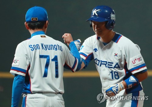 The national team led by Lee Sung-yeol (Yoo Shin-go) won the 9th - 0 and 6th rainfall colds against Nicaragua in Group A of the 29th Asian Junior Baseball Championship Championship (under 18 years old) at Hyundai Dreamball Park in Busan.Canada - With the Netherlands game in the rain, Korea has won three games and lost one, surpassing Canada and the Netherlands (two wins and one loss) to become the only one in the joint.Korea has only left the last Kyonggi in the UEFA Champions League with China on the 3rd, so it has virtually booked a super round entry with only the top three teams in each group.Lee Min-ho, the right-hander of Korea, who made his first appearance in the tournament, gave up only one walk in five innings and completely blocked the Nicaragua batting line with no-hit.He mixed curves and forkballs in a heavy fastball in the middle and late 140km, and struck out five.In the batting line, Nam Ji-min (Busan Information High School), who hit the third batter, led the attack with two hits and three RBIs in four at-bats.Nam Ji-min, who is also an axis of the national teams starting lineup, showed off his batting talent by wielding a .500 (7 for 14) hit in this tournament.Kim Ji-chan (Raongo) hit two hits in four at-bats and one RBI in nine at-bats, and Park Si-won (Gwangju Ilgo) hit two at-bats and helped the victory.Nicaragua, on the other hand, had two wins and two losses; Nicaragua committed and self-destructed a heap of misleading flays in addition to three official-recorded errors in the rain that had been pouring throughout Kyonggi.Korea picked up three points in the third inning after a series of errors by Nicaragua.When Lee Ju-hyung (Gyeongnam High School) grounded in the first base with one out, second baseman Gustavo Arana missed the ball, leading to opportunities for first and second base.Korea, which made one out with a surprise bunt hit by Kim Ji-chan, but Nam Ji-mins check-swing hit the pitchers head.Pitcher Yovani Canales threw home and grabbed a second out count, but catcher Jorge Lopez threw the ball to first base for the Bottle Lay.While the ball rolled to the outfield, Korea scored two points after digging into the first baseman after the second baseman.Korea hit the home base with a ball that fits Jang Jae-youngs body, and the runner of third base missed the ball with a high-rise hit by Park Min (Yatop High) in the first and third bases of the second baseman Aranas failure to capture the fallout spot.Korea added another point because of the second baseman Aranas backing of Nam Ji-mins lesson in the second inning at the end of the fourth inning.Even at the end of the fifth, Nicaraguas error did not miss the opportunity and scored five points.Korea took a chance to make a safe run with a mistake by third baseman Elian Lay and consecutive hits by Shin Jun-woo (Daegu High School) and Park Joo-hong (Jangchung High School).Park Siwon hit a two-run homer on the left side of the center fielder and added one point to Kim Ji-chans infield grounder in the first inning.Korea was headed to the front of left fielder Roher Layton in the second and third bases.However, Layton missed the ball from the field of view due to the heavy rain, and two runners stepped on the home side at the same time.The official record is Nam Ji-mins two RBIs, a left-handed double.The referee covered the ground with a tarpaulin and waited for the rain to stop before Nicaraguas attack in the early sixth as the rain intensified.But as the rain continued to rain, Korea declared a rainfall cold victory in the 9th - 0th and 6th.Korea, Nicaragua 9 - 0, 6 rainfall cold victory .. Nam Ji-min 2 hits and 3 RBIs
