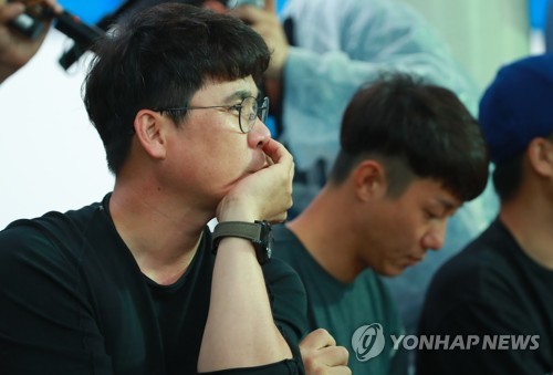 The national team led by Lee Sung-yeol (Yoo Shin-go) won the 9th - 0 and 6th rainfall colds against Nicaragua in Group A of the 29th Asian Junior Baseball Championship Championship (under 18 years old) at Hyundai Dreamball Park in Busan.Canada - With the Netherlands game in the rain, Korea has won three games and lost one, surpassing Canada and the Netherlands (two wins and one loss) to become the only one in the joint.Korea has only left the last Kyonggi in the UEFA Champions League with China on the 3rd, so it has virtually booked a super round entry with only the top three teams in each group.Lee Min-ho, the right-hander of Korea, who made his first appearance in the tournament, gave up only one walk in five innings and completely blocked the Nicaragua batting line with no-hit.He mixed curves and forkballs in a heavy fastball in the middle and late 140km, and struck out five.In the batting line, Nam Ji-min (Busan Information High School), who hit the third batter, led the attack with two hits and three RBIs in four at-bats.Nam Ji-min, who is also an axis of the national teams starting lineup, showed off his batting talent by wielding a .500 (7 for 14) hit in this tournament.Kim Ji-chan (Raongo) hit two hits in four at-bats and one RBI in nine at-bats, and Park Si-won (Gwangju Ilgo) hit two at-bats and helped the victory.Nicaragua, on the other hand, had two wins and two losses; Nicaragua committed and self-destructed a heap of misleading flays in addition to three official-recorded errors in the rain that had been pouring throughout Kyonggi.Korea picked up three points in the third inning after a series of errors by Nicaragua.When Lee Ju-hyung (Gyeongnam High School) grounded in the first base with one out, second baseman Gustavo Arana missed the ball, leading to opportunities for first and second base.Korea, which made one out with a surprise bunt hit by Kim Ji-chan, but Nam Ji-mins check-swing hit the pitchers head.Pitcher Yovani Canales threw home and grabbed a second out count, but catcher Jorge Lopez threw the ball to first base for the Bottle Lay.While the ball rolled to the outfield, Korea scored two points after digging into the first baseman after the second baseman.Korea hit the home base with a ball that fits Jang Jae-youngs body, and the runner of third base missed the ball with a high-rise hit by Park Min (Yatop High) in the first and third bases of the second baseman Aranas failure to capture the fallout spot.Korea added another point because of the second baseman Aranas backing of Nam Ji-mins lesson in the second inning at the end of the fourth inning.Even at the end of the fifth, Nicaraguas error did not miss the opportunity and scored five points.Korea took a chance to make a safe run with a mistake by third baseman Elian Lay and consecutive hits by Shin Jun-woo (Daegu High School) and Park Joo-hong (Jangchung High School).Park Siwon hit a two-run homer on the left side of the center fielder and added one point to Kim Ji-chans infield grounder in the first inning.Korea was headed to the front of left fielder Roher Layton in the second and third bases.However, Layton missed the ball from the field of view due to the heavy rain, and two runners stepped on the home side at the same time.The official record is Nam Ji-mins two RBIs, a left-handed double.The referee covered the ground with a tarpaulin and waited for the rain to stop before Nicaraguas attack in the early sixth as the rain intensified.But as the rain continued to rain, Korea declared a rainfall cold victory in the 9th - 0th and 6th.Korea, Nicaragua 9 - 0, 6 rainfall cold victory .. Nam Ji-min 2 hits and 3 RBIs