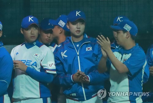 Korea won the 9th - 0, 6 rainfall colds against Nicaragua in Group A of the 29th World Youth Baseball Championships (under 18 years old) at Hyundai Dreamball Park in Gijang-gun, Busan on the 2nd.Korea has virtually confirmed the top three teams in each group with three wins and one loss by scoring 11 hits and three mistakes by Nicaragua.Koreas first starter Lee Min-ho in the tournament was perfect and led the victory.Lee Min-ho, who received the first nomination of the professional baseball LG Twins, had a perfect five-inning no-hitter, one walk, five strikeouts despite the mound condition that continued to rain.I threw it as well as Lee Min-ho expected, said the director, who met at the joint coverage area (mix zone) after Kyonggi. I have increased the number of people who can use it in the super round.Korea was hit by So Ju-jun, Heo Yun-dong (Lee Sang-go), and Lee Kang-jun (Seolak High School) in the UEFA Champions League.Here, Lee Min-ho passed the starting test smoothly.With Oh One-seok (Yatop High) likely to be the starting player in the UEFA Champions League final game (5th game) against China on the 3rd, Lee announced his plan to use Jang Jae-young (Deoksu High School) in the middle.Jang Jae-young, who has already taken 153km in his first year of high school, is receiving high attention from major UEFA Champions League scouts at this tournament.But by that day, all of the UEFA Champions League 4Kyonggi had played only as batters.Lee said, I will try to run Jang Jae-young tomorrow.Tomorrow, we plan to use the pitchers who had little chance of going on such as One stone and Jang Jae-young, he said.I will build a new mound strategy against the Super Round considering the condition of the players and the power of the team to face in the Super Round after the China game, he added.Japan (Sasaki Rocky, Yasunobu Okugawa) also withdrew early because he thought he didnt need to see Aces because he didnt have to see them anymore, said Lee, who visited the hostel after the day Kyonggi with Canada the day before and watched the Japan-United States of America match.Yesterday, our players were in the rain, so I thought my body was heavy, so I sent it to the sauna this morning, he said. Today, our players were in the rain a lot.I will send it to the sauna as soon as I enter the hostel and try to maintain the condition. Lee Min-ho hit out half-colored One more super-round utilization