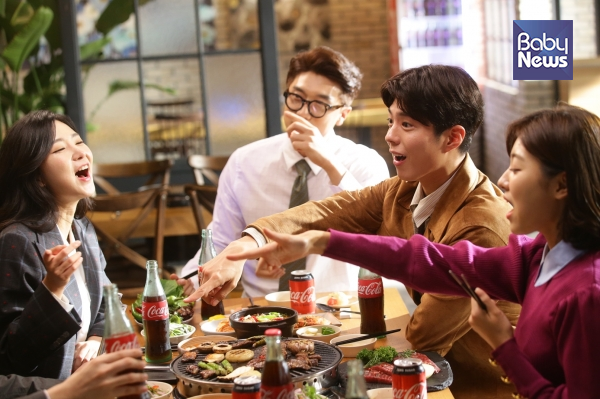 Coca-Cola - Coca-Cola unveiled the scene of the new campaign Coke & Meal TV commercial, and showed Park Bo-gums Moonlighting secret to transforming the Alcoholic drink atmosphere.In the behind-the-scenes TV commercial, Park Bo-gum enjoys Alcoholic drink with his colleagues at work, and thinks about a way to change the atmosphere by staring cutely at his colleagues who do not concentrate on each others conversations but just watch their cell phones.Park Bo-gum, who was worried, took out the Alcoholic drink menu and the thrilling Coca-Cola - Coca-Cola, which boasts the perfect Princess and the Matchmaker, and tried to change the atmosphere into a casual dining place with his colleagues, and changed the rigid atmosphere into a lively appearance.Within a short time, Park Bo-gum is with his co-workers and Coca-Cola - Coca-Cola to enjoy a more delicious meal and exchange laughable conversations.Park Bo-gum in the photo, while pouting his lips and making a pouty tee, handed Coca-Cola - Coca-Cola to his co-worker and showed a thrilling smile, causing his fellow actors heartbeat.The more we share, the more we share, the more we see Park Bo-gum leading the atmosphere of Alcoholic drink through Coca-Cola - Coca-Cola, which brings out the small sympathy of the workers.Park Bo-gum responded to the staff by creating a comfortable atmosphere by talking with his fellow actors like a real co-worker at the shooting site.It is also the back door that he actively expressed his affection for Coca-Cola - Coca-Cola, which has been working as a model of Coca-Cola for many years and has been deepened for a long time.Park Bo-gum, who recently visited the Coca-Cola - Coca-Colas summer campaign Co-K Summer Trip at the Ko-K Balloon In the Sky site in Incheon Pentaport Rock Festival, is preparing for his next work and is busy schedule.The secret of Park Bo-gum, which changes the atmosphere of Alcoholic drink, will be released this month through TV commercials of Coke & Meal.Coca-Cola - Coca-Cola officials said, Like Coca-Cola - Coca-Cola, which makes fantastic The Princess and the Matchmaker, Coca-Cola - Coca-Cola, I want to have a happy time sharing delicious food, exciting Coca-Cola - Coca-Cola with my loved ones in the coming autumn, he said.Coca-Cola - Coca-Cola, which has been delivering the excitement of the everyday life of the world for 130 years, is a coca-Cola - Coca-Cola proscen who can enjoy the fun of freezing in May, and a coffee coca-Cola in March, A - Coca-Cola is a product that reflects consumer needs every year and is attracting industry and consumer attention.In addition, Coca-Cola - Coca-Cola has been steadily loved by consumers through unique events as well as sensual video advertisements containing the excitement of the only Coca-Cola.Moonlighting secrets and thrilling Coca-Cola - Coca-Cola honey combination that thrills the Alcoholic drink atmosphere of Park Bo-gum