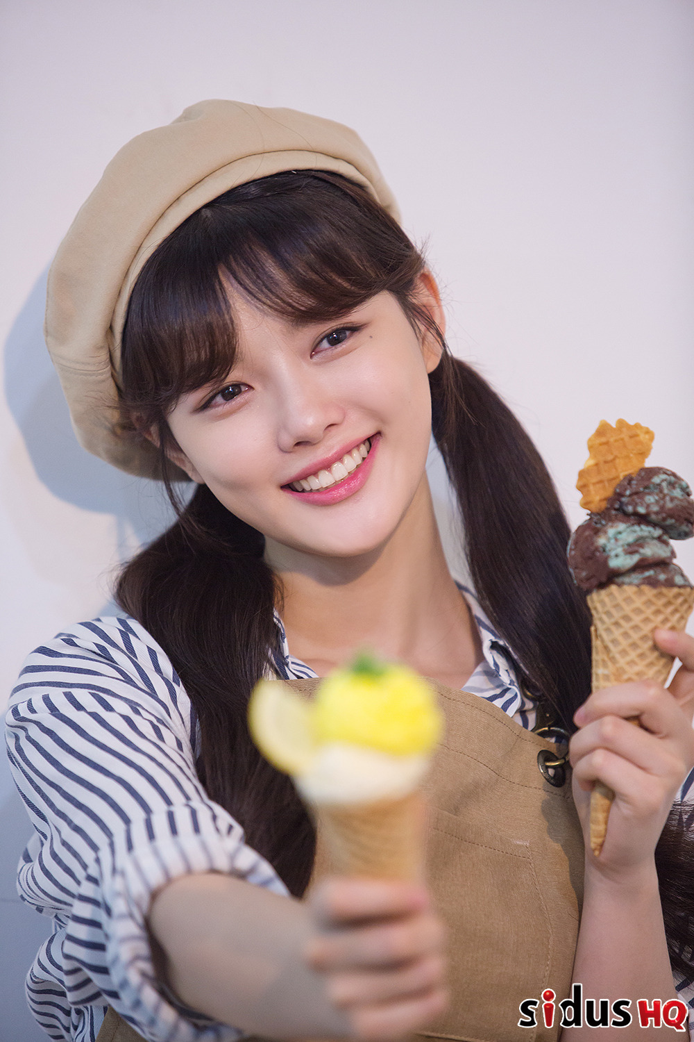 Seoul = = Actor Kim Yoo-jung transformed into a Gelato shop Alba.Kim Yoo-jung agency Sidus HQ has unveiled the shooting scene of Harp The Holiday in Italy on the Lifetime channel on the 3rd, attracting attention with Kim Yoo-jungs cute and lovely appearance.Lifetime Harp The Holiday in Italy is the first Nomad travel entertainment in Korea to capture Kim Yoo-jungs journey to Italy and to live as a part-timer in the morning and as a Mediterranean traveler in the afternoon.Kim Yoo-jung in the public photo attracts attention with a cute look that recommends transform, Gelato as a perfect Alba life with cute beret and apron.In addition, the trailer released through Life Time SNS not only showed a lovely figure transformed into Alba life, but also raised curiosity and expectation with a curiosity about travel with an Italian map.Kim Yoo-jungs Harp The Holiday in Italy will be airing simultaneously on TV and digital channels on the Life Time channel at the end of September.