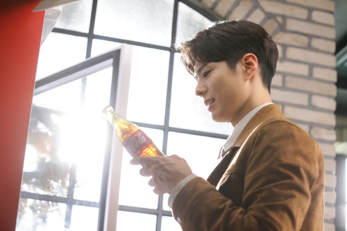 Park Bo-gum, in the photo, pouted his lips and made a pouty tee, while giving his co-worker a Coca-Cola-Cola and showing a thrilling smile, causing his colleague Actors heart throbbing.The more we share, the more we share, the more we see Park Bo-gum leading the atmosphere of Alcoholic drink through Coca-Cola - Coca-Cola, which brings out the small sympathy of the workers.Park Bo-gum talked with his colleagues at the shooting site like a real work colleague, creating a comfortable atmosphere, and got a response from the staff as a God Sword.In addition, he has been working as a model of Coca-Cola - Coca-Cola for many years and has actively expressed his affection for Coca-Cola - Coca-Cola, which has been deepened for a long time.Park Bo-gum, who recently made a surprise visit to the site of the No-K Balloon In the Sky in Incheons Pentaport Rock Festival, which was held as part of Coca-Cola-Colas summer campaign, Coca-Colas No-K Summer Trip, and announced his recent situation, is preparing for his next work and is busy schedule.The secret of Park Bo-gum, which changes the atmosphere of Alcoholic drink, will be released this month through TV commercials of Coke & Meal.Coca-Cola Coca-Cola said, Like Coca-Cola-Cola, which has a fantastic compatibility with autumn-time foods, Actor Park Bo-gum, who has always shown the pleasure of coca-Cola with Coca-Cola and Coca-Cola, I hope you will have a happy time sharing delicious food, exciting Coca-Cola - Coca-Cola with your loved ones in the coming fall, he said.Coca-Cola - Coca-Cola, which has been conveying the excitement of the daily life of the world for 130 years, is a coca-Cola-Cola proscen who can enjoy the fun of freezing in May, and a coffee coca-Cola that wakes up a languid afternoon by adding coffee to Coca-Cola-Cola in March. A - Coca-Cola is a product that reflects consumer needs every year and is attracting industry and consumer attention.In addition, Coca-Cola - Coca-Cola has been steadily loved by consumers through unique events as well as sensual video advertisements containing the excitement of the only Coca-Cola.