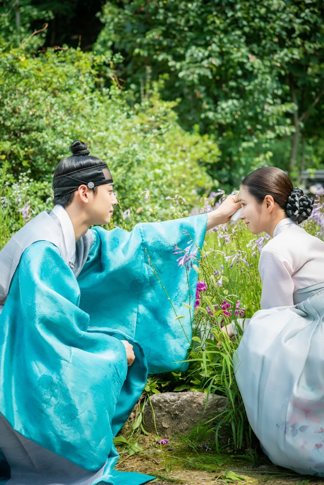 The new recruits, Na Hae-ryung, Shin Se-kyung, and Cha Eun-woo, were caught in the al-Kong-kong moment.Spoiler SteelSeries, which contains the future of the honey-dropping Harimese, was obtained.The appearance of two ordinary couples who can not take their eyes off each other steals their eyes.MBCs drama Na Hae-ryung (played by Kim Ho-soo / directed by Kang Il-soo, Han Hyun-hee / produced Chorokbaem Media) released a rosy future of Koo Hae-ryung and Lee Lim (played by Cha Eun-woo) on the 3rd.Na Hae-ryung, starring Shin Se-kyung, Cha Eun-woo, and Park Ki-woong, is the first problematic first lady of Joseon () Na Hae-ryung and the Phil full romance annals of Prince Irim, the anti-war mother Solo.Lee Ji-hoon, Park Ji-hyun and other young actors, Kim Ji-jin, Kim Min-sang, Choi Duk-moon, and Sung Ji-ru.Na Hae-ryung, who sits in a flowerbed in a public photo and grows flowers, gathers attention.Lee is wiping the sweat on her forehead and looking lovingly at her.The appearance of Na Hae-ryung gum tick Lee Rim, which is attached to Na Hae-ryungs side, gives a laugh.He feeds Na Hae-ryung, who is reading a book, to snack for a while, and he watches Na Hae-ryung, who is sleeping in his lap, with a falling eye and fanning him.The most notable thing in the two peoples al-Kon-Dalkong is Na Hae-ryungs changed hairstyle.Unlike usual, Na Hae-ryungs head, which has been neatly put on a maid, focuses attention by guessing that the two have formed a couples kite.Above all, the two people who were surprised by the sudden Wedding Bible news at the end of the 28th episode of Na Hae-ryung, a new employee, are drawn, amplifying curiosity about whether the actual appearance of the couple is true.The unexpected Wedding Bible name has revealed the rosy future of the two couples in a situation where the romance of the seamen has come to a crisis, said Na Hae-ryung.I hope you will check on the broadcast through what kind of future will be unfolded to the two people, whether it is a dream or a reality in the Steel Series, as the development that can not be seen in front of you continues. Shin Se-kyung, Cha Eun-woo and Park Ki-woong will appear on the 29th-30th broadcast on Wednesday, April 4 at 8:55 pm.iMBC  Photos