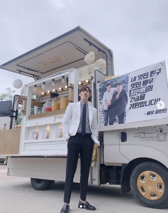 Choi Jin-hyuk told his SNS on the 3rd, Mr. Hyunmin Lee sent Coffee or Tea to cheer for Justice. Thank you.(Coffee or Tea, I am a brother, so I am a Hyunmin Lee...) and posted two photos.Choi Jin-hyuk in the public photo is standing in front of Coffee or Tea, which Yoon Hyun-min sent to the KBS2 drama Justice shooting scene.Choi Jin-hyuks wonderful suit fit and extraordinary proportions are admirable.Coffee or Tea placards read the cheering phrase I wish my wonderful friend a good actor Choi Jin-hyuk a victory! - Actor Yoon Hyun-min.The two men have been breathing through the OCN drama Tunnel, which was aired in 2017.On the other hand, KBS2 drama Justice starring Choi Jin-hyuk is broadcast every Wednesday and Thursday at 10 pm.