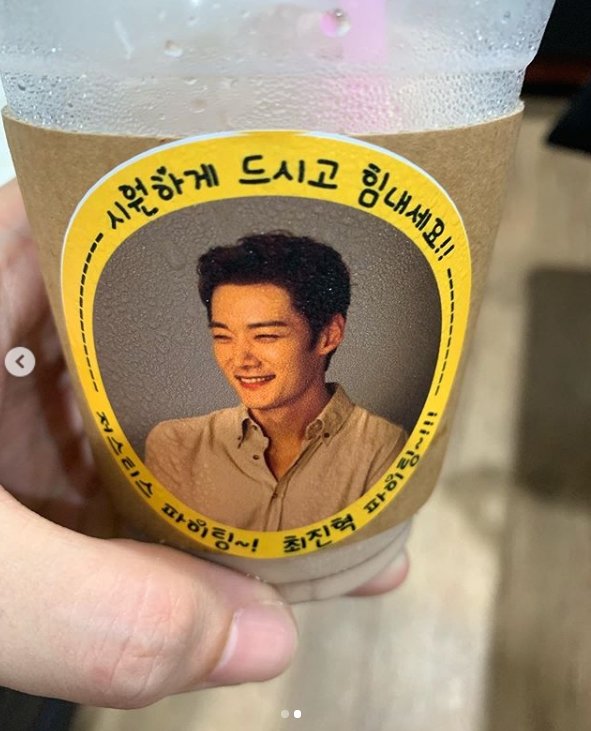 Choi Jin-hyuk told his SNS on the 3rd, Mr. Hyunmin Lee sent Coffee or Tea to cheer for Justice. Thank you.(Coffee or Tea, I am a brother, so I am a Hyunmin Lee...) and posted two photos.Choi Jin-hyuk in the public photo is standing in front of Coffee or Tea, which Yoon Hyun-min sent to the KBS2 drama Justice shooting scene.Choi Jin-hyuks wonderful suit fit and extraordinary proportions are admirable.Coffee or Tea placards read the cheering phrase I wish my wonderful friend a good actor Choi Jin-hyuk a victory! - Actor Yoon Hyun-min.The two men have been breathing through the OCN drama Tunnel, which was aired in 2017.On the other hand, KBS2 drama Justice starring Choi Jin-hyuk is broadcast every Wednesday and Thursday at 10 pm.