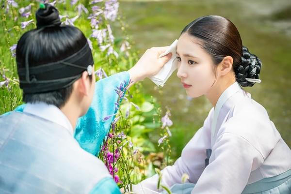 The MBC drama Na Hae-ryung released a rosy future of Na Hae-ryung and Lee Lim (Cha Eun-woo) on the 3rd.Na Hae-ryung, starring Shin Se-kyung, Cha Eun-woo, and Park Ki-woong, is the first problematic first lady of Joseon () Na Hae-ryung and the Phil full romance annals of Prince Irim, the anti-war mother Solo.Lee Ji-hoon, Park Ji-hyun and other young actors, Kim Ji-jin, Kim Min-sang, Choi Duk-moon, and Sung Ji-ru.The most notable thing in the two peoples al-Kon-Dalkong is Na Hae-ryungs changed hairstyle.Unlike usual, Na Hae-ryungs head, which has been neatly put in a maid, focuses attention by guessing that the two have formed a couple of kites.Above all, the two people who were surprised by the sudden Wedding Bible news at the end of the 28th episode of Na Hae-ryung, the new employee, are drawn, amplifying curiosity about whether the people who became a couple are actually right.The unexpected Wedding Bible name has revealed the rosy future of the two people who became a couple in the situation where the crisis came to the romance of the people.I hope you will check on the broadcast through what future will be unfolded to the two people, whether it is a dream or a reality in the steel, as the development that can not be seen in front of you continues. Shin Se-kyung, Cha Eun-woo and Park Ki-woong will appear on the 29th-30th broadcast on Wednesday, April 4 at 8:55 pm.