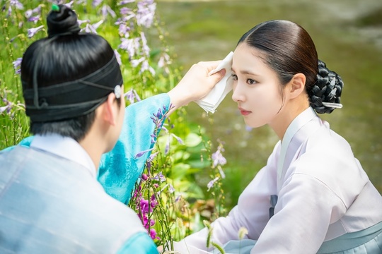 The new recruits, Na Hae-ryung, Shin Se-kyung, and Cha Eun-woo, were caught in the al-Kong-kong moment.Spoiler steel containing the future of Harimgi falling honey was obtained.The appearance of two ordinary people who can not take their eyes off each other in the form of any ordinary couple steals their eyes.The MBC drama Na Hae-ryung (played by Kim Ho-soo / directed by Kang Il-soo, Han Hyun-hee / produced Green Snake Media) released a rosy future of Koo Na Hae-ryung and Lee Lim (played by Cha Eun-woo) on September 3.Na Hae-ryung, starring Shin Se-kyung, Cha Eun-woo, and Park Ki-woong, is the first problematic first lady () of Joseon and the full-length romance of Prince Irim, the anti-war mother solo.Lee Ji-hoon, Park Ji-hyun and other young actors, Kim Ji-jin, Kim Min-sang, Choi Duk-moon, and Sung Ji-ru.Na Hae-ryung, who sits in a flowerbed in a public photo and grows flowers, gathers attention.Lee is wiping the sweat on her forehead and looking lovingly at her.The appearance of Na Hae-ryung gum tick Lee Rim, which is attached to Na Hae-ryungs side, gives a laugh.He feeds Na Hae-ryung, who is reading a book, to snacks for a while, and he watches Na Hae-ryung, who is sleeping in his lap, with a falling eye, and fanning him.The most notable thing in the two peoples al-Kon-Dalkong is Na Hae-ryungs changed hairstyle.Unlike usual, Na Hae-ryungs head, which has been neatly put in a maid, focuses attention by guessing that the two have formed a couple of kites.Above all, the two people who were surprised by the news of the wedding of the sudden Lee Rim at the end of the 28th episode of Na Hae-ryung, the new officer, were drawn, amplifying curiosity whether the figures who became a couple were actually right.kim myeong-mi