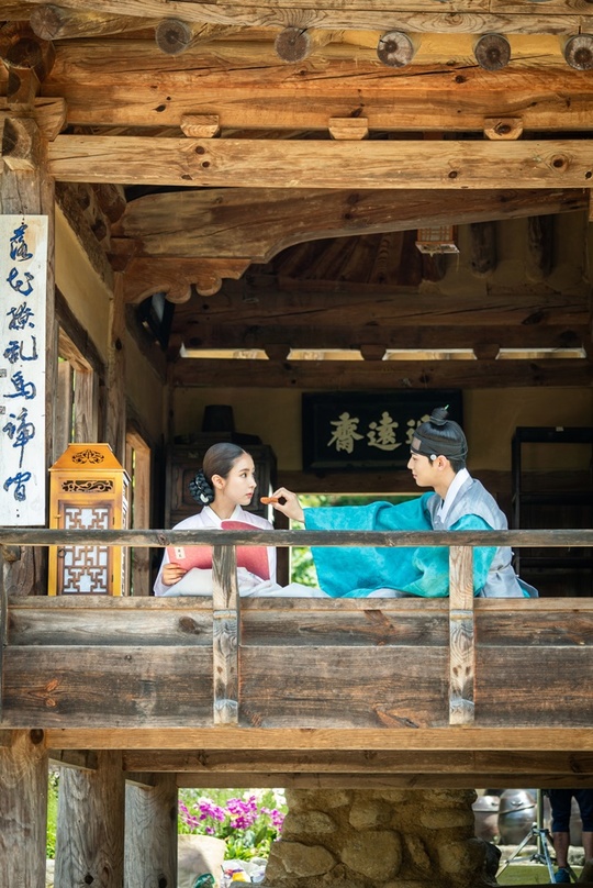 The new recruits, Na Hae-ryung, Shin Se-kyung, and Cha Eun-woo, were caught in the al-Kong-kong moment.Spoiler steel containing the future of Harimgi falling honey was obtained.The appearance of two ordinary people who can not take their eyes off each other in the form of any ordinary couple steals their eyes.The MBC drama Na Hae-ryung (played by Kim Ho-soo / directed by Kang Il-soo, Han Hyun-hee / produced Green Snake Media) released a rosy future of Koo Na Hae-ryung and Lee Lim (played by Cha Eun-woo) on September 3.Na Hae-ryung, starring Shin Se-kyung, Cha Eun-woo, and Park Ki-woong, is the first problematic first lady () of Joseon and the full-length romance of Prince Irim, the anti-war mother solo.Lee Ji-hoon, Park Ji-hyun and other young actors, Kim Ji-jin, Kim Min-sang, Choi Duk-moon, and Sung Ji-ru.Na Hae-ryung, who sits in a flowerbed in a public photo and grows flowers, gathers attention.Lee is wiping the sweat on her forehead and looking lovingly at her.The appearance of Na Hae-ryung gum tick Lee Rim, which is attached to Na Hae-ryungs side, gives a laugh.He feeds Na Hae-ryung, who is reading a book, to snacks for a while, and he watches Na Hae-ryung, who is sleeping in his lap, with a falling eye, and fanning him.The most notable thing in the two peoples al-Kon-Dalkong is Na Hae-ryungs changed hairstyle.Unlike usual, Na Hae-ryungs head, which has been neatly put in a maid, focuses attention by guessing that the two have formed a couple of kites.Above all, the two people who were surprised by the news of the wedding of the sudden Lee Rim at the end of the 28th episode of Na Hae-ryung, the new officer, were drawn, amplifying curiosity whether the figures who became a couple were actually right.kim myeong-mi