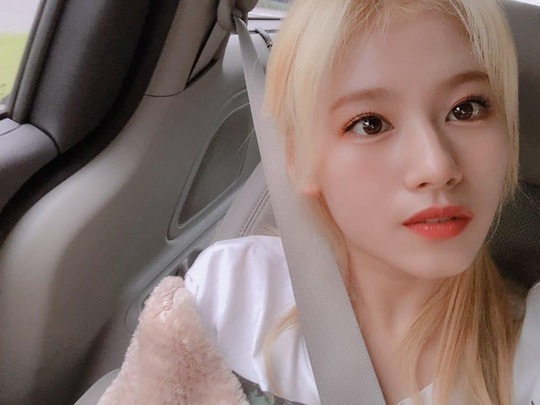 TWICE Sana showed off her blonde visuals on September 3 via the groups official Instagram.In the photo, TWICE Sana posted a picture with an article called Hello? with a pure eye.useful stock