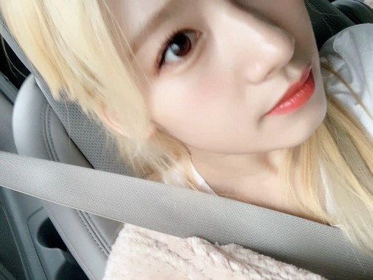TWICE Sana showed off her blonde visuals on September 3 via the groups official Instagram.In the photo, TWICE Sana posted a picture with an article called Hello? with a pure eye.useful stock