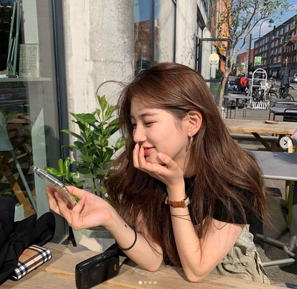 Singer and Actor Bae Suzy flaunted her watery Beautiful looksBae Suzy posted a photo on her personal Instagram account on September 3.In the photo, Bae Suzy is smiling while concentrating on her cell phone.Bae Suzy is on the verge of SBS new gilt drama Vagabond First broadcast song on the 20th.Ahead of the First broadcast song, the Legend renewed Beautiful looks stand out.Park Su-in