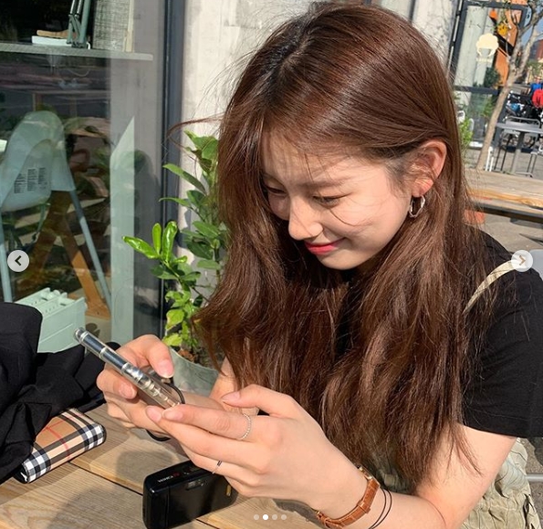 Singer and Actor Bae Suzy flaunted her watery Beautiful looksBae Suzy posted a photo on her personal Instagram account on September 3.In the photo, Bae Suzy is smiling while concentrating on her cell phone.Bae Suzy is on the verge of SBS new gilt drama Vagabond First broadcast song on the 20th.Ahead of the First broadcast song, the Legend renewed Beautiful looks stand out.Park Su-in