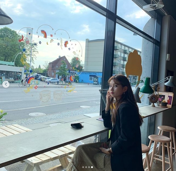 Singer and Actor Bae Suzy flaunted her watery Beautiful looksBae Suzy posted a photo on her personal Instagram account on September 3.In the photo, Bae Suzy is smiling while concentrating on her cell phone.Bae Suzy is on the verge of SBS new gilt drama Vagabond First broadcast song on the 20th.Ahead of the First broadcast song, the Legend renewed Beautiful looks stand out.Park Su-in