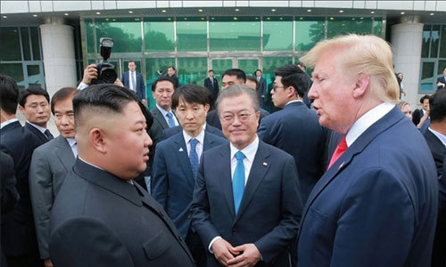 판문점 남측 자유의집 앞에서 대화하고 있는 문재인 대통령과 김정은 국무위원장, 트럼프 대통령의 모습. 연합뉴스