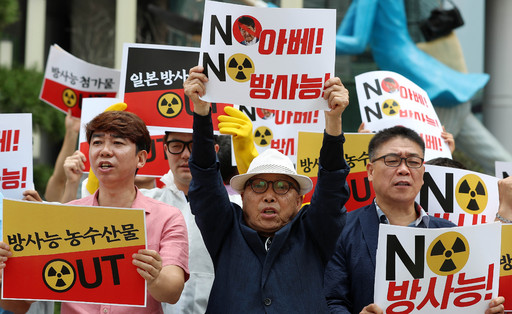 한국중소상인자영업자총연합회 회원들이 28일 오전 서울 종로구 구 일본대사관 앞에서 일본제품 판매중단 확대 3차 기자회견을 열고 일본 아베정권을 규탄하고 있다. 뉴시스