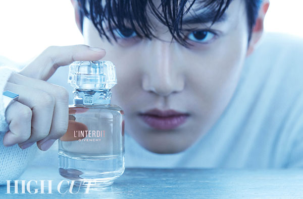 - Givenchy Couture Perfume Picture Eyes Shot with EXO SuhoFrance luxury couture brand Givenchy (GIVENCHY) has unveiled a Perfume pictorial with EXO Suho, which has shown a cool and sensual appearance.Suho revealed sexy masculinity without hesitation through a picture with the star style magazine Hycutt, which was published on the 29th.He was dressed in a tuxedo suit and turned into a gentlemanly figure, and he showed perfect physical features, including a button-unbuttoned suit, a clear abs revealed between cardigans, and a leather shirt with a rough texture.In particular, Suho touched the transparent Perfume bottle with his fingertips and emanated the charm of a bold and sophisticated man.Suho continues to perform various activities through works with different colors, from youth to growth stories and romantic comedy.Suho said in an interview following the picture, I would like to be able to tell you the story of living as an actor.It would be nice to have a work that depicts the stories of people around us who can be seen every day, or the everyday and ordinary stories that many people have passed by without knowing. Interviews with pictures by Givenchy and Suho can be found on Hycutt 246 published on August 29th.In this photo, Lanterdi o de Touwalette, Lanterdi o de Per, and Gentleman Coron for cool men are introduced.Givenchy Perfume can be purchased at Givenchy offline stores (Lotte Department Store headquarters, Jamsil store, Suwon store, Hyundai Department Store Apgujeong head office, Shinchon store) and online malls.Written by Park Ji-ae, a fashion webzine, l HycuttFrance luxury couture brand Givenchy (GIVENCHY) has unveiled a Perfume pictorial with EXO Suho, which has shown a cool and sensual appearance.