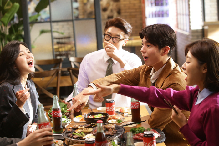 Park Bo-gum introduces Secret reciprocal to entertain Alcoholic drink spotCoca-Cola - Coca-Cola unveiled a new campaign Coke & Meal TV commercial shooting scene and presented Park Bo-gums exclusive secret reciprocal that thrills the Alcoholic drink atmosphere.In the behind-the-scenes TV commercial, Park Bo-gum enjoys Alcoholic drink with his colleagues at work, and thinks about a way to change the atmosphere by staring cutely at his colleagues who do not concentrate on each others conversations but just watch their cell phones.Park Bo-gum, who was worried, took out the exhilarating Coca-Cola - Coca-Cola, which boasts perfect compatibility with the Alcoholic drink menu, tried to change the atmosphere into a casual dining place with his colleagues, and changed the rigid atmosphere into a lively appearance.Within a short time, Park Bo-gum is with his co-workers and Coca-Cola - Coca-Cola to enjoy a more delicious meal and exchange laughable conversations.Park Bo-gum, in the photo, pouted his lips and made a pouty tee, while giving his co-worker a Coca-Cola-Cola and showing a thrilling smile, causing his colleague Actors heart throbbing.The more we share, the more we share, the more we see Park Bo-gum leading the atmosphere of Alcoholic drink through Coca-Cola - Coca-Cola, which brings out the small sympathy of the workers.Park Bo-gum talked with his colleagues at the shooting site like a real work colleague, creating a comfortable atmosphere, and got a response from the staff as a God Sword.In addition, he has been working as a model of Coca-Cola - Coca-Cola for many years and has actively expressed his affection for Coca-Cola - Coca-Cola, which has been deepened for a long time.Park Bo-gum is preparing for his next work and is busy schedule.The Secret reciprocal of Park Bo-gum, which changes the atmosphere of the Alcoholic drink seat more thrillingly, will be released this month through TV commercials.