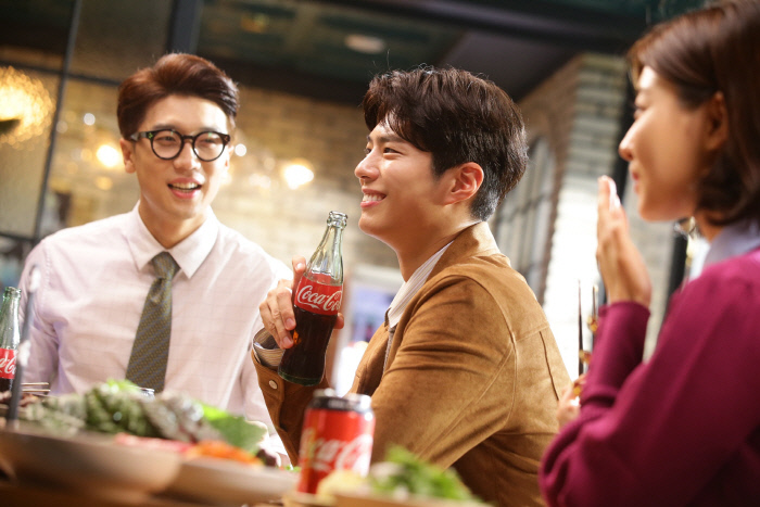 Park Bo-gum introduces Secret reciprocal to entertain Alcoholic drink spotCoca-Cola - Coca-Cola unveiled a new campaign Coke & Meal TV commercial shooting scene and presented Park Bo-gums exclusive secret reciprocal that thrills the Alcoholic drink atmosphere.In the behind-the-scenes TV commercial, Park Bo-gum enjoys Alcoholic drink with his colleagues at work, and thinks about a way to change the atmosphere by staring cutely at his colleagues who do not concentrate on each others conversations but just watch their cell phones.Park Bo-gum, who was worried, took out the exhilarating Coca-Cola - Coca-Cola, which boasts perfect compatibility with the Alcoholic drink menu, tried to change the atmosphere into a casual dining place with his colleagues, and changed the rigid atmosphere into a lively appearance.Within a short time, Park Bo-gum is with his co-workers and Coca-Cola - Coca-Cola to enjoy a more delicious meal and exchange laughable conversations.Park Bo-gum, in the photo, pouted his lips and made a pouty tee, while giving his co-worker a Coca-Cola-Cola and showing a thrilling smile, causing his colleague Actors heart throbbing.The more we share, the more we share, the more we see Park Bo-gum leading the atmosphere of Alcoholic drink through Coca-Cola - Coca-Cola, which brings out the small sympathy of the workers.Park Bo-gum talked with his colleagues at the shooting site like a real work colleague, creating a comfortable atmosphere, and got a response from the staff as a God Sword.In addition, he has been working as a model of Coca-Cola - Coca-Cola for many years and has actively expressed his affection for Coca-Cola - Coca-Cola, which has been deepened for a long time.Park Bo-gum is preparing for his next work and is busy schedule.The Secret reciprocal of Park Bo-gum, which changes the atmosphere of the Alcoholic drink seat more thrillingly, will be released this month through TV commercials.