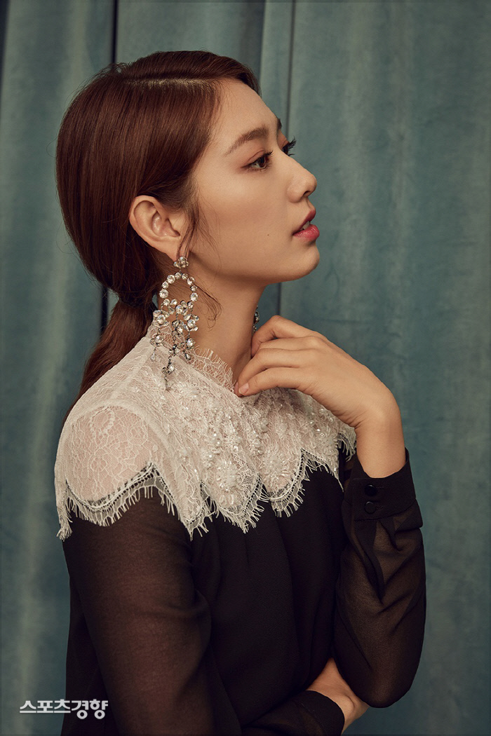 Actor Park Shin-hye has gone back to the season with Winter GLOW.On the 3rd, Park Shin-hyes agency Salt Entertainment released a 2019 winter season picture of a clothing brand he is working as a model.Park Shin-hye, who has been with the brand since the last Spring and Summer season, has shown a variety of charms through this winter picture.He showed a side-to-side look in a black and white dress, and he showed a luxurious and luxurious look in an intense red coat.In addition, Park Shin-hye has improved the perfection of the picture with a deep look and a restrained pose combined with various styling.The pictorial was conducted under the concept of The Salon, led by women with artistic senses.Park Shin-hye has impressed the field staff by digesting the concept pursued by the brand in an elegant and sensual way.Park Shin-hye has finished filming the movie Call and is about to film and confirm the appearance of the movie #ALONE recently.