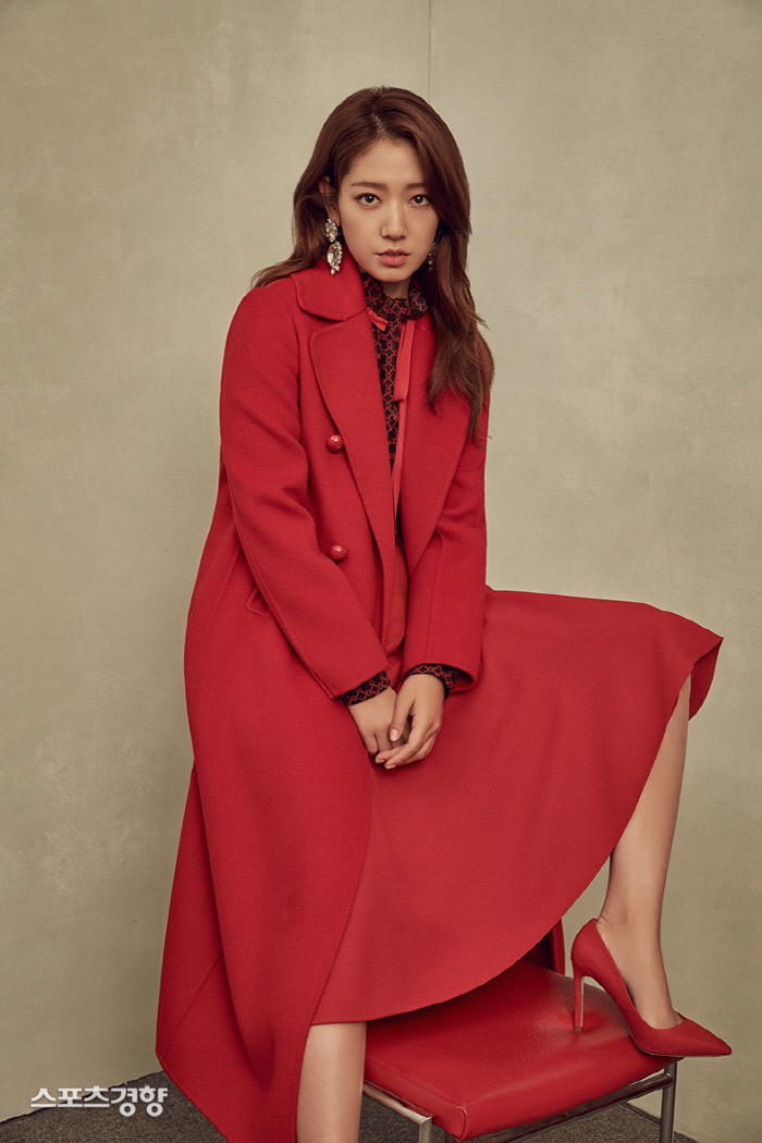 Actor Park Shin-hye has gone back to the season with Winter GLOW.On the 3rd, Park Shin-hyes agency Salt Entertainment released a 2019 winter season picture of a clothing brand he is working as a model.Park Shin-hye, who has been with the brand since the last Spring and Summer season, has shown a variety of charms through this winter picture.He showed a side-to-side look in a black and white dress, and he showed a luxurious and luxurious look in an intense red coat.In addition, Park Shin-hye has improved the perfection of the picture with a deep look and a restrained pose combined with various styling.The pictorial was conducted under the concept of The Salon, led by women with artistic senses.Park Shin-hye has impressed the field staff by digesting the concept pursued by the brand in an elegant and sensual way.Park Shin-hye has finished filming the movie Call and is about to film and confirm the appearance of the movie #ALONE recently.