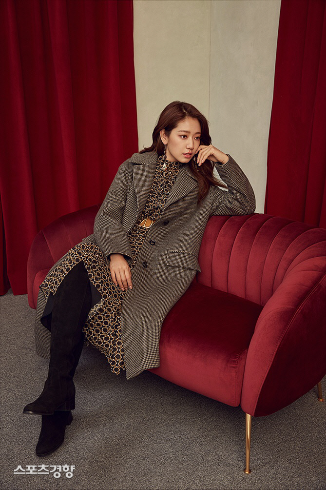 Actor Park Shin-hye has gone back to the season with Winter GLOW.On the 3rd, Park Shin-hyes agency Salt Entertainment released a 2019 winter season picture of a clothing brand he is working as a model.Park Shin-hye, who has been with the brand since the last Spring and Summer season, has shown a variety of charms through this winter picture.He showed a side-to-side look in a black and white dress, and he showed a luxurious and luxurious look in an intense red coat.In addition, Park Shin-hye has improved the perfection of the picture with a deep look and a restrained pose combined with various styling.The pictorial was conducted under the concept of The Salon, led by women with artistic senses.Park Shin-hye has impressed the field staff by digesting the concept pursued by the brand in an elegant and sensual way.Park Shin-hye has finished filming the movie Call and is about to film and confirm the appearance of the movie #ALONE recently.