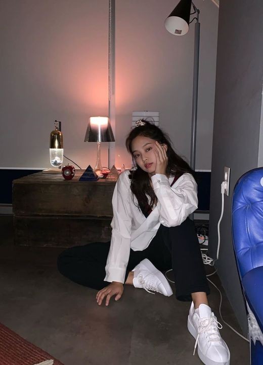 Jenny Kim of group BLACKPINK has revealed her stylish routine.On the 3rd, Jenny Kim posted a picture on her Instagram with an article entitled Get your head in the game.In the photo, Jenny Kim is staring at the camera with her chin bent over one leg, her basic white shirt, black pants and white sneakers are attracting attention.Group BLACKPINK, which includes Jenny Kim, will hold a concert at the Olympic Hall in Seoul on the 21st.