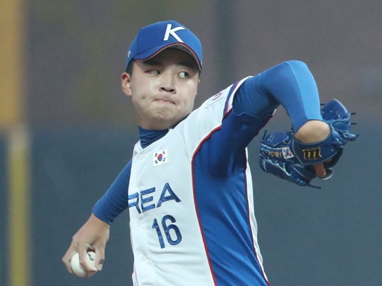 The Korea Youth Baseball team beat Nicaragua to take the top spot in the group.The youth team led by Lee Sung-yeol won 9-0 at Nikiragua in the fourth leg of the 29th 2012 18U Baseball World Championship (U-18) Group A Group A at Hyundai Motor Dreamball Park in Busan.The rain cold led to the Kyonggi run to the sixth inning.Lee Min-ho, a pitcher nominated for the LG Twins, started the game and pitched five innings, one walk and five strikeouts.Nam Ji-min, who was called by the Hanwha Eagles, led Koreas attack with two hits and three RBIs.Korea scored two points in the third inning with a single-man bases chance made by Nicaraguas mistake. After Jang Jae-youngs ball, Park Mins batting was missed and a total of three points were scored.In the fourth inning, two outs scored in the second inning, adding an additional point, and in the fifth inning, he made a big inning with five points.In the sixth inning, when Korea led 9-0, the rain was heavy during the Nicaragua attack, and Kyonggi was stopped; the unstoppable rain eventually declared Koreas rainfall cold victory.Photo: Yonhap News