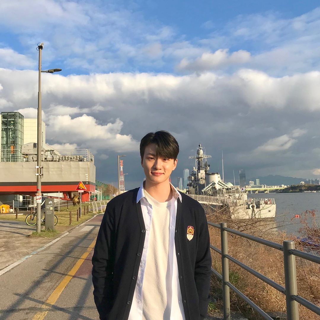 Eighteen Moments Shin Seung announced the changed airing time.On the 3rd, Shin Seung posted a picture on his Instagram with a picture saying, Today is 9:55, boys - Maban - # At Eighteen.In the photo, Shin Seung is smiling at the river wearing black white tees, shirts and black cardigans.JTBCs drama At Eighteen  Moments starring Shin Seung will be broadcast at 9:55 on the 3rd.Photo = Shin Seung Instagram