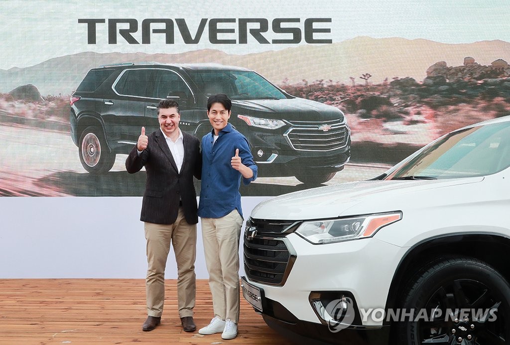 Seoul:) GM Korea CEO Kaher Kazem and advertising model Jung Woo-sung pose at the official launch of the Chevrolet large SUV Traverse held in Gangwon Province, South Korea Yang Yang on the 3rd.2019.9.3