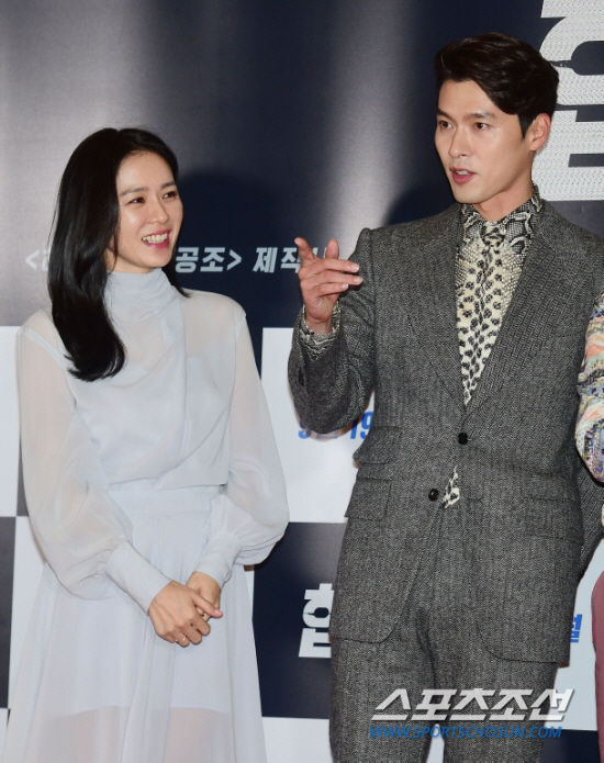 Lee Seung-gi and Bae Suzy starred in SBSs new gilt drama Bae Gabons, which will be broadcast on the 20th.In November, Hyun Bin and Son Ye-jin co-work in TVN Loves Unbreakable.Kim Rae-won and Gong Hyo-jin coincided in the movie The Most Normal Love released in October.Han Ji-hye and Lee Sang-woo appear in MBC Weekend drama Golden Garden, which is cruising with 7% audience rating.There is something in common between these works: they have already succeeded in co-working one time.Lee Seung-gi and Bae Suzy have played together in MBC Gu Family Book in 2013.Gu Family Book, which twisted the story of Gumiho, opened a new chapter in the trendy historical drama with an audience rating of nearly 20% at the time.The love crash, which is expected to be a new work by Park Ji-eun, who wrote You from the Stars, is already appearing as a North Korean officer and a South Korean chaebol heiress, with Hyun Bin and Son Ye-jin, who have already shown good co-work in the movie Negotiation.The love line of those who showed off Chemie which is good enough to be open to the public is already a topic.Kim Rae-won and Gong Hyo-jin, who returned to melodrama for a long time, met at MBC Snowman.At that time, in the drama Snowman, which was based on the concept of unconventional material, Gong Hyo-jin played a female character and has occupied a certain portion of the image to date.At that time, he was good at the disadvantage of confronting the blockbuster masterpiece All-in.Lee Sang-woo and Han Ji-hye also made a love line with a tough doctor and a brilliant wife in KBS2 Weekend drama I want to live together last year.A broadcasting official said, It is not easy to decide to cast a couple who have co-worked again.If actors co-work one time during the casting process, there is an advantage in Chemie.The casting of a couple who have already succeeded once in the production team has the advantage of being able to take over the good energy. 