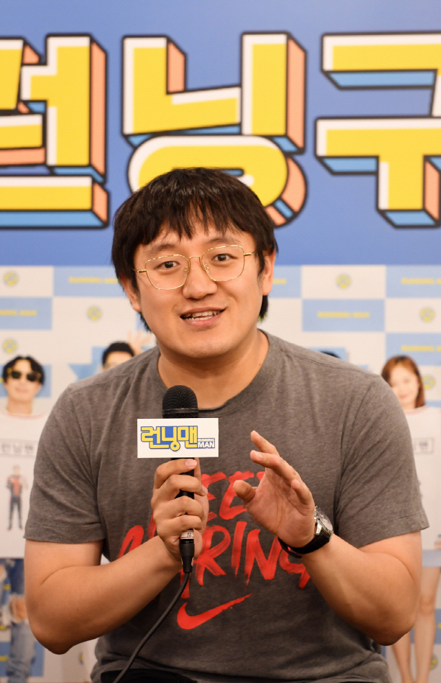 Jung Chul-min PD revealed why he prepared a fan meeting for Running Man nine-year anniversary.Jung Chul-min PD said, There was one reason why I caught fan meeting with Nine-year anniversary special feature.The truth is, we gathered every Monday and Tuesday every week and went abroad, but when we were about nine-year anniversary, I looked back and wondered if we had made something together.Then I watched the overseas fan meeting video and it seemed good to breathe on stage.Since the members gather together and practice, overseas fan meeting is not a lot of practice because it is the level of cover song.However, I took a private time and gathered and ate it and watched it. I met with a Nine-year anniversary and thought that we would like to get closer and more honest.Theres no program in SBS history thats been nine years. No program to fill 10 years. Members said, Lets do it when we think about it.I wish I had the 10th anniversary, but I wanted to do it at this moment when I was in charge of Running Man. The members are very grateful to me.I have to take a lot of schedules, dance, stage, and song are all difficult.However, when I came down from the stage, I thought that we were good at doing this when I said that the fans cheered me up and said, I did well.Running Man is a program that solves the missions of the best South Korean entertainers everywhere, and unveils the hidden back of the South Korean landmarks through constant rush and urgency confrontation. It is a longevity program of SBS which is being broadcast for nine years after it was first broadcast on July 11, 2010.After taking its own highest rating of 18% (Nilson Korea, national standard) on the broadcast on November 27, 2011, it is now slowing down. It is maintaining an average audience rating of 6%.