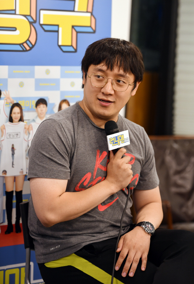 Jung Chul-min PD revealed the secret of Running Man for nine years.Jung Chul-min PD said, Running Man is a program that started with Game Variety, so I feel Meru in scalability.I think the image of Running Man and Running Man which former Cho Hyo Jin PD took charge is different.I try to solve the negative image that is always going to end in a dramatic part, and after I take charge, I try to solve it with positive and negative image.I talk to the members.Im talking about what more can I do, but I now think Im going to take a variety of things I can do and melt Running Man and Running Man.I worry about Running Man attracting people who are not tasted - sometimes theres a horrible mix.I thought about other projects, but I think that if I think that my idea is depleted and I left my hand, I can continue to do it.I think that if the PDs change, if the members are maintained, I will be able to show a new look. Running Man is a program that solves the missions of the best South Korean entertainers everywhere, and unveils the hidden back of the South Korean landmarks through constant rush and urgency confrontation. It is a longevity program of SBS which is being broadcast for nine years after it was first broadcast on July 11, 2010.After taking its own highest rating of 18% (Nilson Korea, national standard) on the broadcast on November 27, 2011, it is now slowing down. It is maintaining an average audience rating of 6%.