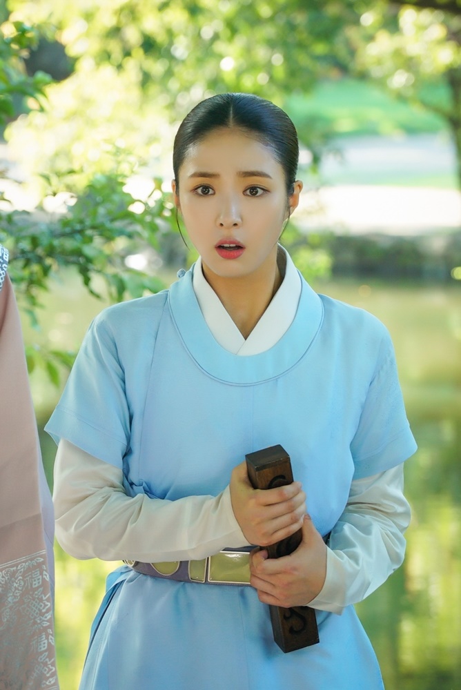 The new recruits, Na Hae-ryung, Shin Se-kyung and Cha Eun-woo, begin an unexpected public romance.While enjoying a sweet date in the palace, Lee Ye-rim - was discovered by Jean Yubin.Shin Se-kyung, who is surprised by this, and Cha Eun-woos unexpectedly nonchalant drama and dramatic reaction are caught and attention is focused.The MBC drama Na Hae-ryung (played by Kim Ho-soo/director Kang Il-soo, Han Hyun-hee/production Chorokbaem Media) sided with Ada Lovelace Oh Eun-im (played by Lee Ye-rim) and Hea-ran (played by Jean Yubin) on the 4th, and the former Na Hae-ryung (played by Shin Se-kyung) and Lee Rim (Cha Eun-woo) in the photo.Na Hae-ryung, starring Shin Se-kyung, Cha Eun-woo, and Park Ki-woong, is the first problematic Ada Lovelace () of Joseon and the full-length romance of Prince Irim, the anti-war mother Solo.Lee Ji-hoon, Park Ji-hyun and other young actors, Kim Min-Sang, Choi Duk-moon, and Sung Ji-ru.In the past Na Hae-ryung 27th - 28th episode, Na Hae-ryung and Irim were surprised by the sudden wedding order of Kim Min-Sang, Hamyoung-gun, Hyunwang.Among them, Na Hae-ryung and Irim enjoy Date, and the scene that is caught by Eun-im and Aran is caught and collected.Na Hae-ryung, who was surprised in the public photos, was found to have met with Eun-im and Aran in the sperm that they found to spend their time with Lee.It stimulates curiosity about how Na Hae-ryung, who learned the relationship between Irim, and Aran would have reacted.Among them, Na Hae-ryung is embarrassed by the fact that the relationship with Lee is revealed to the two Ada Lovelace, and he is not able to talk about the unexpected Daechi station situation that was unfolded for a while.It is the two-to-two flame fighting with the Nines in front of Na Hae-ryung, Irim.Then, the appearance of Eun-im and Aran turning on the twin wick in both eyes and Daechi station with the Nines of the Green Sea is revealed, and it raises the curiosity about what conversation is going on between them.In the meantime, Irim is looking at Na Hae-ryung without any hesitation in the unexpected continuation of unexpected situations.Na Hae-ryung, who caused a pupil earthquake with a surprise, and two more relaxed reactions than ever before, who started a public love affair.The relationship between Na Hae-ryung and Irim, who enjoyed Date in the palace, is going to be revealed to Ada Lovelace and the Nine of the Greenery.I hope that you will know how to know and respond to the relationship between the two and how it will affect the romance of Na Hae-ryung and Irim. Na Hae-ryung, starring Shin Se-kyung, Cha Eun-woo and Park Ki-woong, airs 29-30 episodes today (Fourth) Wednesday night at 8:55 p.m.iMBC  Photos