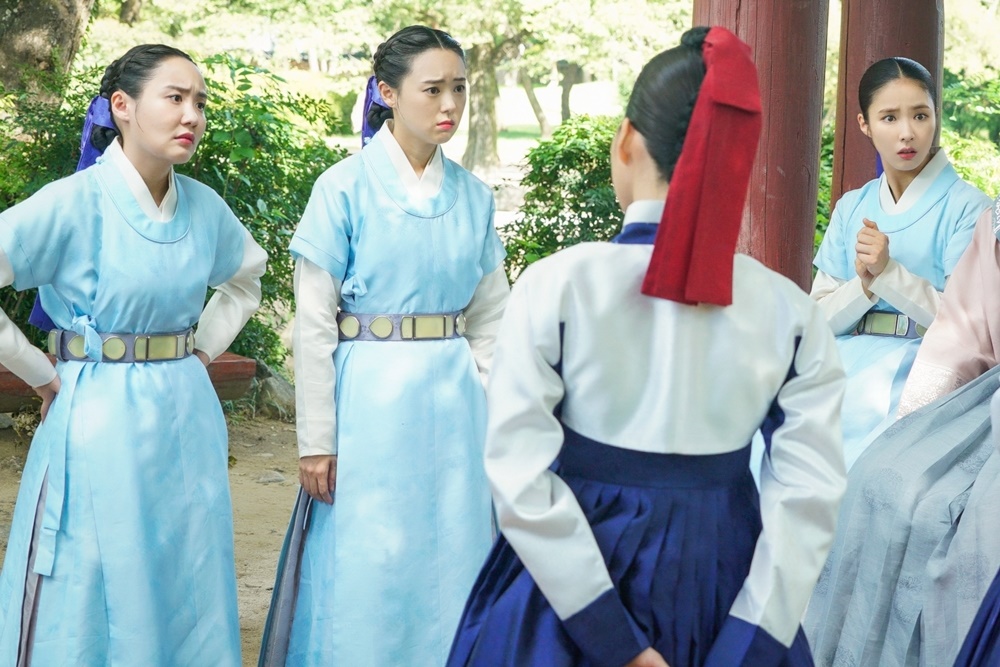 The new recruits, Na Hae-ryung, Shin Se-kyung and Cha Eun-woo, begin an unexpected public romance.While enjoying a sweet date in the palace, Lee Ye-rim - was discovered by Jean Yubin.Shin Se-kyung, who is surprised by this, and Cha Eun-woos unexpectedly nonchalant drama and dramatic reaction are caught and attention is focused.The MBC drama Na Hae-ryung (played by Kim Ho-soo/director Kang Il-soo, Han Hyun-hee/production Chorokbaem Media) sided with Ada Lovelace Oh Eun-im (played by Lee Ye-rim) and Hea-ran (played by Jean Yubin) on the 4th, and the former Na Hae-ryung (played by Shin Se-kyung) and Lee Rim (Cha Eun-woo) in the photo.Na Hae-ryung, starring Shin Se-kyung, Cha Eun-woo, and Park Ki-woong, is the first problematic Ada Lovelace () of Joseon and the full-length romance of Prince Irim, the anti-war mother Solo.Lee Ji-hoon, Park Ji-hyun and other young actors, Kim Min-Sang, Choi Duk-moon, and Sung Ji-ru.In the past Na Hae-ryung 27th - 28th episode, Na Hae-ryung and Irim were surprised by the sudden wedding order of Kim Min-Sang, Hamyoung-gun, Hyunwang.Among them, Na Hae-ryung and Irim enjoy Date, and the scene that is caught by Eun-im and Aran is caught and collected.Na Hae-ryung, who was surprised in the public photos, was found to have met with Eun-im and Aran in the sperm that they found to spend their time with Lee.It stimulates curiosity about how Na Hae-ryung, who learned the relationship between Irim, and Aran would have reacted.Among them, Na Hae-ryung is embarrassed by the fact that the relationship with Lee is revealed to the two Ada Lovelace, and he is not able to talk about the unexpected Daechi station situation that was unfolded for a while.It is the two-to-two flame fighting with the Nines in front of Na Hae-ryung, Irim.Then, the appearance of Eun-im and Aran turning on the twin wick in both eyes and Daechi station with the Nines of the Green Sea is revealed, and it raises the curiosity about what conversation is going on between them.In the meantime, Irim is looking at Na Hae-ryung without any hesitation in the unexpected continuation of unexpected situations.Na Hae-ryung, who caused a pupil earthquake with a surprise, and two more relaxed reactions than ever before, who started a public love affair.The relationship between Na Hae-ryung and Irim, who enjoyed Date in the palace, is going to be revealed to Ada Lovelace and the Nine of the Greenery.I hope that you will know how to know and respond to the relationship between the two and how it will affect the romance of Na Hae-ryung and Irim. Na Hae-ryung, starring Shin Se-kyung, Cha Eun-woo and Park Ki-woong, airs 29-30 episodes today (Fourth) Wednesday night at 8:55 p.m.iMBC  Photos