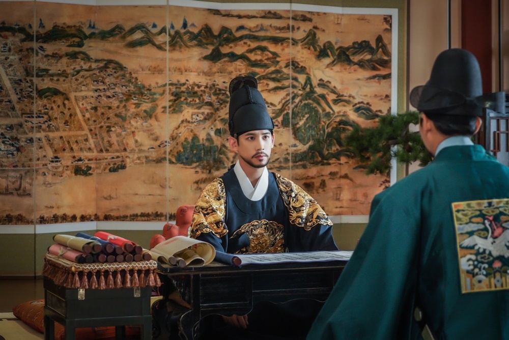 Na Hae-ryung Shin Se-kyung, Lee Ji-hoon! Tense in a war of words without concessions! The new officers, Na Hae-ryung, Shin Se-kyung and Lee Ji-hoon, are at odds over their beliefs as cadets.Among them, Park Ki-woongs order to exile Lee Ji-hoon and Large Hu Ji-woo is robbed of the gaze because the officers of the presiding officers are in an emergency meeting at the main floor.MBC tree Drama Na Hae-ryung (played by Kim Ho-soo / directed by Kang Il-soo, Han Hyun-hee / produced Chorokbaem Media) released a tense confrontation between Koo Hae-ryung (Shin Se-kyung) and his senior officer Min Woo-won (Lee Ji-hoon).Na Hae-ryung, starring Shin Se-kyung, Cha Eun-woo, and Park Ki-woong, is the first problematic first lady of Joseon () Na Hae-ryung and the Phil full romance annals by Prince Irim (Cha Eun-woo) in the reverse mother Solo.Lee Ji-hoon, Park Ji-hyun and other young actors such as Kim Ji-jin, Kim Min-sang, Choi Duk-moon and Sung Ji-ru are all out.Na Hae-ryung and Woo Won, who are confronting each other in the public photos, were included.Na Hae-ryung, who believed in Woo-won, who has always emphasized the importance of the responsibility and remorse of the officer, is sharply glaring at him and expressing his opinion, amplifying tension.He was then spotted with Prince Lee Jin (Park Ki-woong) and Woo Won in Large.Woo-won is serious, but he is saddened as if he is resigned somewhere, and he wonders what he told Lee Jin.In addition, the appearance of the cadets sitting around the main floor was also revealed, and while everyone is talking with a serious expression, the appearance of Woo Won and the Bible (Ji Gun-woo) is not seen, drawing attention.In particular, in the trailer released at the end of the 27-28 episode of the new cadet Na Hae-ryung, Lee Jin is shown saying, Lets send a exile after collecting the title of the censorship Bible, which amplifies curiosity about what happened to Na Hae-ryung, Woo-won and Seo-kwon.The news of the exile of the western part of the country like a lightning bolt will turn over the door, said Na Hae-ryung, a new employee. I would like to ask for your attention because Na Hae-ryung and Woo-won, who have been exceptionally strong,Na Hae-ryung, starring Shin Se-kyung, Cha Eun-woo and Park Ki-woong, airs 29-30 episodes today (Fourth) Wednesday night at 8:55 p.m.iMBC Photos