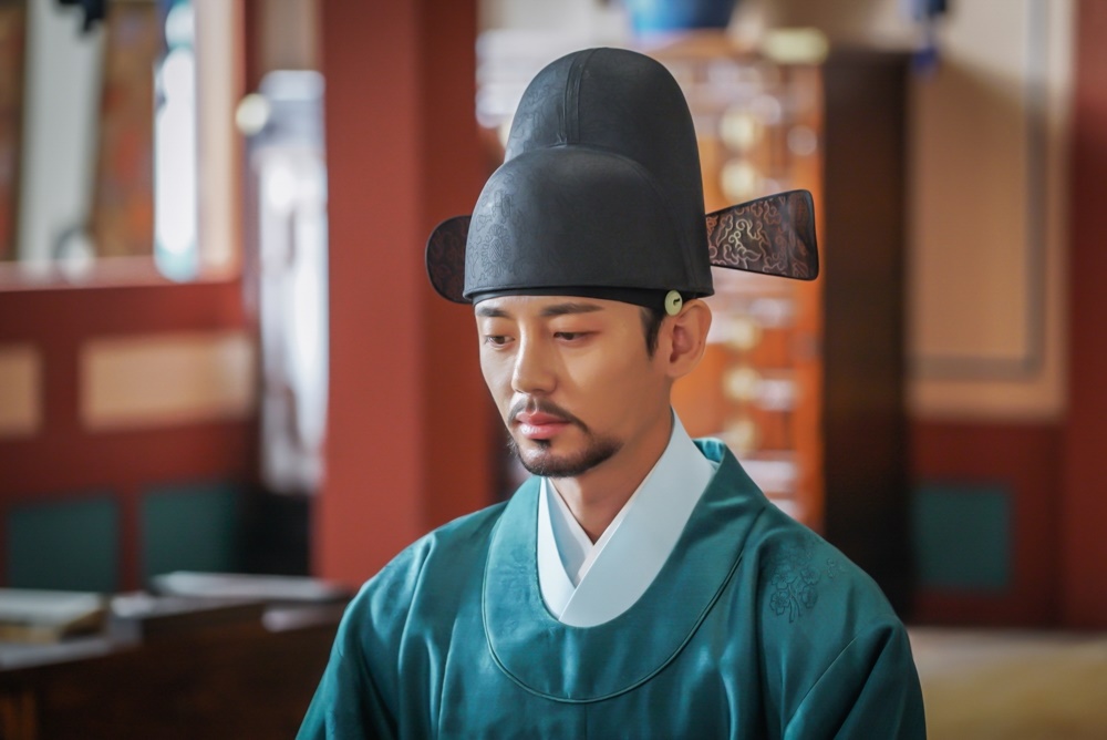 Na Hae-ryung Shin Se-kyung, Lee Ji-hoon! Tense in a war of words without concessions! The new officers, Na Hae-ryung, Shin Se-kyung and Lee Ji-hoon, are at odds over their beliefs as cadets.Among them, Park Ki-woongs order to exile Lee Ji-hoon and Large Hu Ji-woo is robbed of the gaze because the officers of the presiding officers are in an emergency meeting at the main floor.MBC tree Drama Na Hae-ryung (played by Kim Ho-soo / directed by Kang Il-soo, Han Hyun-hee / produced Chorokbaem Media) released a tense confrontation between Koo Hae-ryung (Shin Se-kyung) and his senior officer Min Woo-won (Lee Ji-hoon).Na Hae-ryung, starring Shin Se-kyung, Cha Eun-woo, and Park Ki-woong, is the first problematic first lady of Joseon () Na Hae-ryung and the Phil full romance annals by Prince Irim (Cha Eun-woo) in the reverse mother Solo.Lee Ji-hoon, Park Ji-hyun and other young actors such as Kim Ji-jin, Kim Min-sang, Choi Duk-moon and Sung Ji-ru are all out.Na Hae-ryung and Woo Won, who are confronting each other in the public photos, were included.Na Hae-ryung, who believed in Woo-won, who has always emphasized the importance of the responsibility and remorse of the officer, is sharply glaring at him and expressing his opinion, amplifying tension.He was then spotted with Prince Lee Jin (Park Ki-woong) and Woo Won in Large.Woo-won is serious, but he is saddened as if he is resigned somewhere, and he wonders what he told Lee Jin.In addition, the appearance of the cadets sitting around the main floor was also revealed, and while everyone is talking with a serious expression, the appearance of Woo Won and the Bible (Ji Gun-woo) is not seen, drawing attention.In particular, in the trailer released at the end of the 27-28 episode of the new cadet Na Hae-ryung, Lee Jin is shown saying, Lets send a exile after collecting the title of the censorship Bible, which amplifies curiosity about what happened to Na Hae-ryung, Woo-won and Seo-kwon.The news of the exile of the western part of the country like a lightning bolt will turn over the door, said Na Hae-ryung, a new employee. I would like to ask for your attention because Na Hae-ryung and Woo-won, who have been exceptionally strong,Na Hae-ryung, starring Shin Se-kyung, Cha Eun-woo and Park Ki-woong, airs 29-30 episodes today (Fourth) Wednesday night at 8:55 p.m.iMBC Photos
