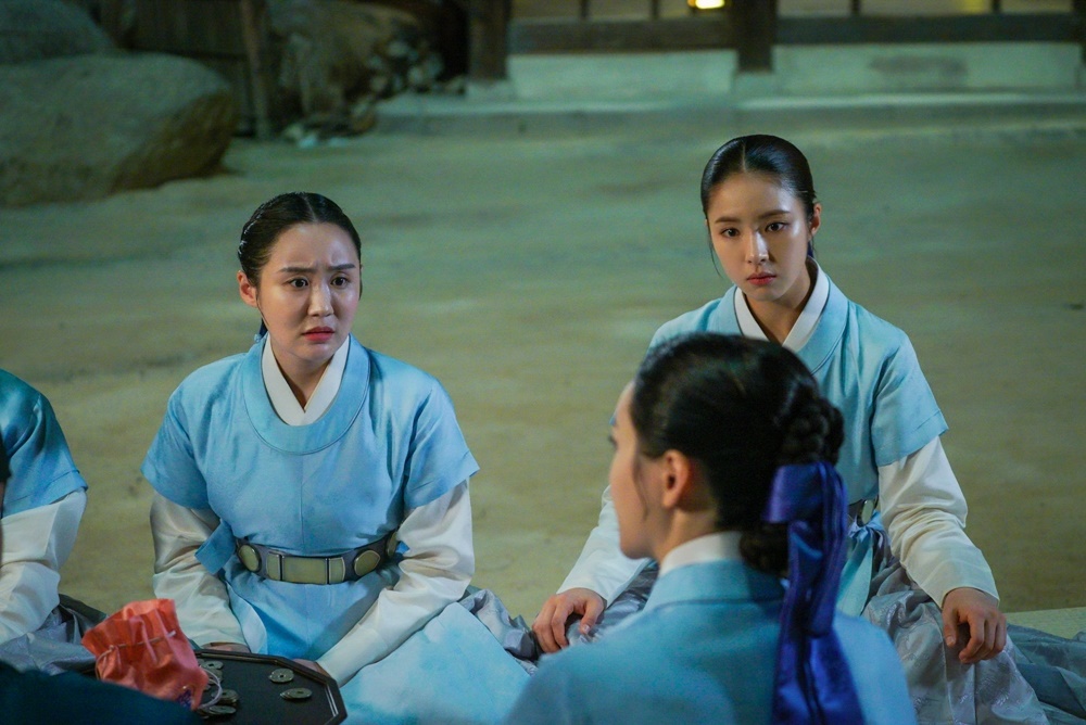 Na Hae-ryung Shin Se-kyung, Lee Ji-hoon! Tense in a war of words without concessions! The new officers, Na Hae-ryung, Shin Se-kyung and Lee Ji-hoon, are at odds over their beliefs as cadets.Among them, Park Ki-woongs order to exile Lee Ji-hoon and Large Hu Ji-woo is robbed of the gaze because the officers of the presiding officers are in an emergency meeting at the main floor.MBC tree Drama Na Hae-ryung (played by Kim Ho-soo / directed by Kang Il-soo, Han Hyun-hee / produced Chorokbaem Media) released a tense confrontation between Koo Hae-ryung (Shin Se-kyung) and his senior officer Min Woo-won (Lee Ji-hoon).Na Hae-ryung, starring Shin Se-kyung, Cha Eun-woo, and Park Ki-woong, is the first problematic first lady of Joseon () Na Hae-ryung and the Phil full romance annals by Prince Irim (Cha Eun-woo) in the reverse mother Solo.Lee Ji-hoon, Park Ji-hyun and other young actors such as Kim Ji-jin, Kim Min-sang, Choi Duk-moon and Sung Ji-ru are all out.Na Hae-ryung and Woo Won, who are confronting each other in the public photos, were included.Na Hae-ryung, who believed in Woo-won, who has always emphasized the importance of the responsibility and remorse of the officer, is sharply glaring at him and expressing his opinion, amplifying tension.He was then spotted with Prince Lee Jin (Park Ki-woong) and Woo Won in Large.Woo-won is serious, but he is saddened as if he is resigned somewhere, and he wonders what he told Lee Jin.In addition, the appearance of the cadets sitting around the main floor was also revealed, and while everyone is talking with a serious expression, the appearance of Woo Won and the Bible (Ji Gun-woo) is not seen, drawing attention.In particular, in the trailer released at the end of the 27-28 episode of the new cadet Na Hae-ryung, Lee Jin is shown saying, Lets send a exile after collecting the title of the censorship Bible, which amplifies curiosity about what happened to Na Hae-ryung, Woo-won and Seo-kwon.The news of the exile of the western part of the country like a lightning bolt will turn over the door, said Na Hae-ryung, a new employee. I would like to ask for your attention because Na Hae-ryung and Woo-won, who have been exceptionally strong,Na Hae-ryung, starring Shin Se-kyung, Cha Eun-woo and Park Ki-woong, airs 29-30 episodes today (Fourth) Wednesday night at 8:55 p.m.iMBC Photos