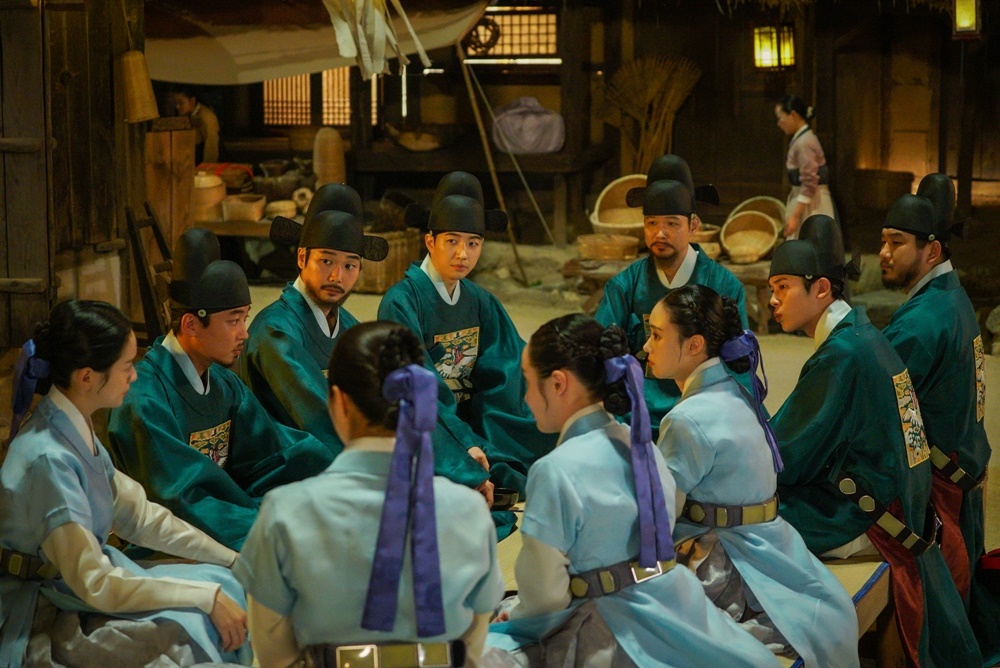 Na Hae-ryung Shin Se-kyung, Lee Ji-hoon! Tense in a war of words without concessions! The new officers, Na Hae-ryung, Shin Se-kyung and Lee Ji-hoon, are at odds over their beliefs as cadets.Among them, Park Ki-woongs order to exile Lee Ji-hoon and Large Hu Ji-woo is robbed of the gaze because the officers of the presiding officers are in an emergency meeting at the main floor.MBC tree Drama Na Hae-ryung (played by Kim Ho-soo / directed by Kang Il-soo, Han Hyun-hee / produced Chorokbaem Media) released a tense confrontation between Koo Hae-ryung (Shin Se-kyung) and his senior officer Min Woo-won (Lee Ji-hoon).Na Hae-ryung, starring Shin Se-kyung, Cha Eun-woo, and Park Ki-woong, is the first problematic first lady of Joseon () Na Hae-ryung and the Phil full romance annals by Prince Irim (Cha Eun-woo) in the reverse mother Solo.Lee Ji-hoon, Park Ji-hyun and other young actors such as Kim Ji-jin, Kim Min-sang, Choi Duk-moon and Sung Ji-ru are all out.Na Hae-ryung and Woo Won, who are confronting each other in the public photos, were included.Na Hae-ryung, who believed in Woo-won, who has always emphasized the importance of the responsibility and remorse of the officer, is sharply glaring at him and expressing his opinion, amplifying tension.He was then spotted with Prince Lee Jin (Park Ki-woong) and Woo Won in Large.Woo-won is serious, but he is saddened as if he is resigned somewhere, and he wonders what he told Lee Jin.In addition, the appearance of the cadets sitting around the main floor was also revealed, and while everyone is talking with a serious expression, the appearance of Woo Won and the Bible (Ji Gun-woo) is not seen, drawing attention.In particular, in the trailer released at the end of the 27-28 episode of the new cadet Na Hae-ryung, Lee Jin is shown saying, Lets send a exile after collecting the title of the censorship Bible, which amplifies curiosity about what happened to Na Hae-ryung, Woo-won and Seo-kwon.The news of the exile of the western part of the country like a lightning bolt will turn over the door, said Na Hae-ryung, a new employee. I would like to ask for your attention because Na Hae-ryung and Woo-won, who have been exceptionally strong,Na Hae-ryung, starring Shin Se-kyung, Cha Eun-woo and Park Ki-woong, airs 29-30 episodes today (Fourth) Wednesday night at 8:55 p.m.iMBC Photos