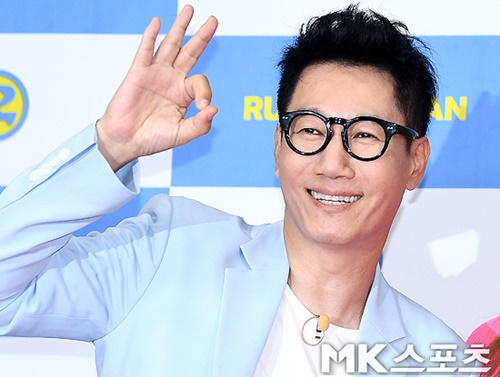 Running Man Jung Chul-min PD mentioned the efforts of comedian Ji Suk-jin.(Ji) Seok-jin was 54 years old, and he was able to fully digest the choreography that was difficult to digest in his 20s in fan meeting, said Jeong Chul-min, a PD.But I thought it would be something we should talk about in the future, he said.I thought we all did well after the T-Shirt fan meeting, and it was great to have everyone really happy.
