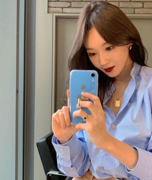 Kang Min-kyung, a member of the Female duo Davisi, unveiled his daily routine.Kang Min-kyung posted three selfies on his personal Instagram on the 4th.In the open photo, Kang Min-kyung poses in a clean outing suit and looks in the mirror. Especially, the dark lips in beautiful looks attract attention.The netizens who watched this made various comments such as Perfect in the face and face, Not the beautiful look of this world and Goddess appeared.Meanwhile, Kang Min-kyungs group, Davischi, released a new digital single, My Last Word to You, in May.
