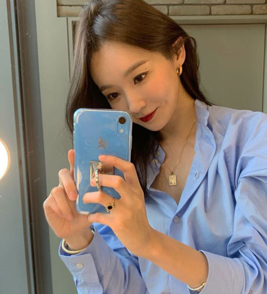 Kang Min-kyung, a member of the Female duo Davisi, unveiled his daily routine.Kang Min-kyung posted three selfies on his personal Instagram on the 4th.In the open photo, Kang Min-kyung poses in a clean outing suit and looks in the mirror. Especially, the dark lips in beautiful looks attract attention.The netizens who watched this made various comments such as Perfect in the face and face, Not the beautiful look of this world and Goddess appeared.Meanwhile, Kang Min-kyungs group, Davischi, released a new digital single, My Last Word to You, in May.