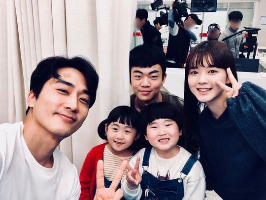 Actor Song Seung-heon revealed the aspect of a child-proud arm-less father.Song Seung-heon released a picture on September 3 with an article entitled Our Big Lebowski Earyomi.In the photo, Actor Noh Jung-in, Jung Jun One, Park Ye-na and Kim Jun who are appearing in the drama Great Show with the handsome Song Seung-heon are smiling brightly.The four children appear in the play as children of Song Seung-heon.On the other hand, the TVN drama Great show, which shows Song Seung-heon and childrens chemistry, is broadcast every Monday at 9:30 pm.Choi Yu-jin