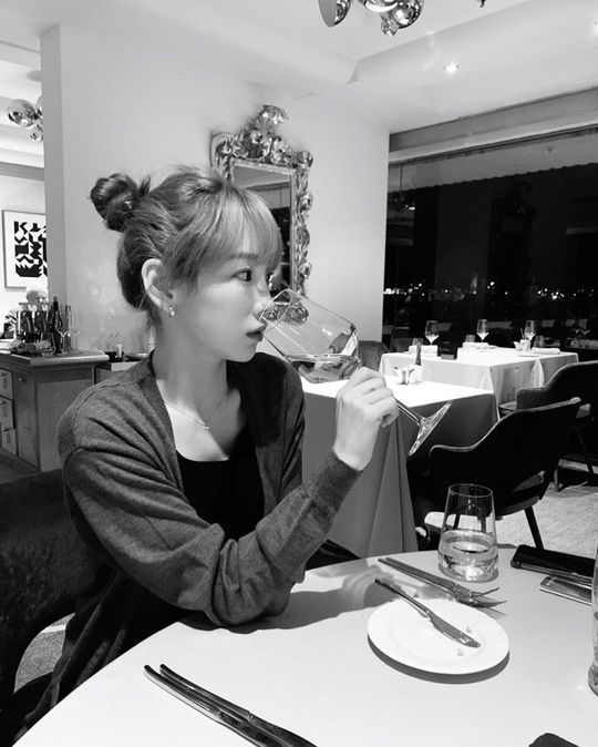 Singer Taeyeon boasted a twinkle goddess beauty even in black and white photographs.Taeyeon released a picture of her wine glass at a restaurant on her SNS on September 3.Choi Yu-jin