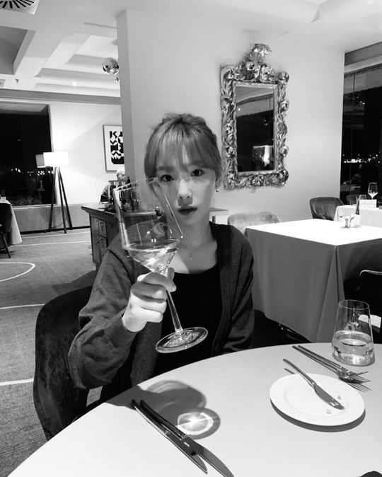 Singer Taeyeon boasted a twinkle goddess beauty even in black and white photographs.Taeyeon released a picture of her wine glass at a restaurant on her SNS on September 3.Choi Yu-jin