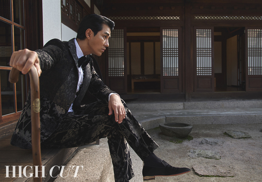 Cha Seung-won of Mystery Charm has decorated the cover of the magazine High Cut.In an interview after the filming, Cha Seung-won said that the expectation of the movie I am strong, Mr. Lee is high in the situation where the Komidi wind is blowing again in the theater. In the meantime, Korean movies tended to be concentrated only on one side of a specific genre.It seems that it is necessary to have content that can appease the audience because it is a difficult world in many ways now. So, the Komidi genre is getting popular again. I still like the genre of humor, and its a thriller, action, or whatever genre, but its basically a good movie with a smile, he added.I think Im going to take a lot of poisonous Komidi movies and say that.I like the expression good restaurant. It sounds good. It was not so bad because I often showed food through various entertainments.At first I did not know exactly what it meant, but as soon as I heard it, I wanted to say, I want to fit well.Cha Seung-won, who is considered as an actor who wants to work together by many directors.When asked about the most important part of his breathing with Staff, he said, In fact, he is not the kind of person who takes care of Staff.I have to keep my time promise thoroughly and do my part fully about the amount I have to take.I do not like my color, but I feel very grateful to Staff. Even now, the modifier Actor is awkward.I will continue to think that this is the right modifier for me, and I hope that it will become a modifier that is embarrassing and not ashamed of itself. pear hyo-ju