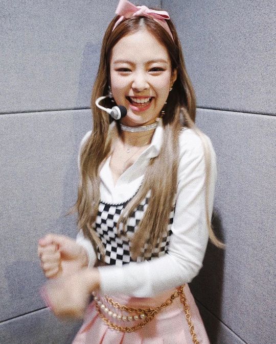 Group BLACKPINK member Jenny Kim has released past photos.Jenny Kim wrote on her Instagram account on September 4, Look what i found on my phone (look at this).I found something on my cell phone). Inside the photo was a picture of Jenny Kim during her last-minute activity, with her smiling brightly at the camera.Jenny Kims eyes and a lovely atmosphere catch the eye.The fans who responded to the photos responded such as It was beautiful in the old days, it is still beautiful, It is so cute in the world and delay stock