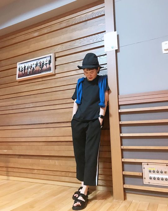 Kim Shin-Young, an entertainer, followed the role model Flying Sunmi atmosphere.Kim Shin-Young posted three photos on his SNS on September 4 with Hashtag, Thank you for the Feelings Feelings cut by Sunmi Manager Dorim.In the photo, Kim Shin-Young looks ahead with a chic look, his hands in his pockets and leaning against the wall.Kim Shin-Young said in a post Hashtag that he was following singer Sunmi.On September 4, Sunmi appeared as a guest on MBC FM4U Radio Kim Shin-Youngs Noon Hope Song.Sunmi has recently released a song called Flying to show active activity; Kim Shin-Young introduced Sunmi on Radio as my role model.Choi Yu-jin